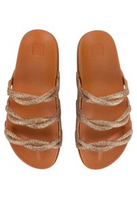 Sandali brown slip-on con tre cinturini luccicanti, suole piatte e un design semplice. Texture liscia con una finitura opaca sulle suole.