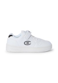 Sneakers bianchi con suola in gomma texturizzata, design con lacci e una fascetta in Velcro. Presentano un logo in strass neri sul lato esterno.