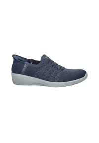 Zapatillas deportivas azul marino con parte superior de punto, patrones texturizados y suela de goma gris claro. Presentan cordones y un collar acolchado.