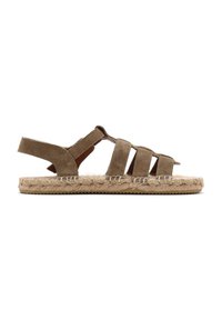 Sandali in suede marrone con più fasce larghe, suola in juta intrecciata e tacco piatto. Design aperto sul retro per traspirabilità e facilità d'uso.