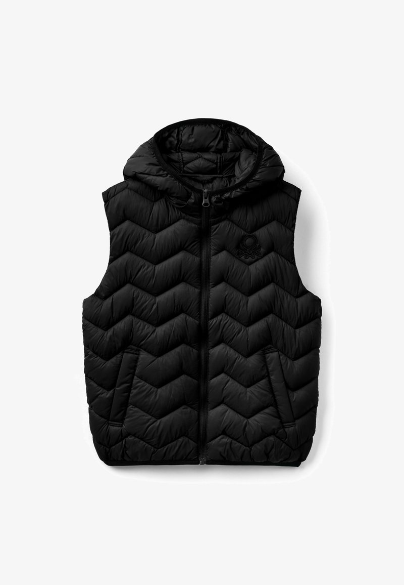 Zwarte puffer vest met een chevronpatroon, voorzien van een rits aan de voorkant, een capuchon en zijzakken. Gemaakt van lichtgewicht, gevoerd materiaal.
