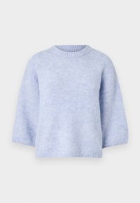 Pull tricoté bleu clair avec un col rond, des épaules tombantes et des manches trois-quarts. Texture douce et poignets côtelés.