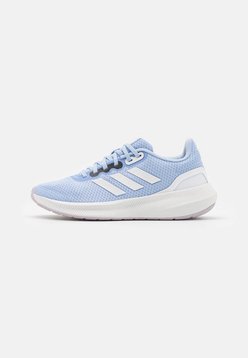 Scarpe da ginnastica azzurro chiaro con tomaia in rete texturizzata, design a tre strisce bianche, lacci neri e suola bianca ammortizzata.