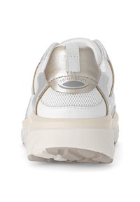 Witte sportieve schoen met een getextureerde mesh bovenkant, metallic gouden accenten bij de hiel en een gevoerde zool voor comfort.