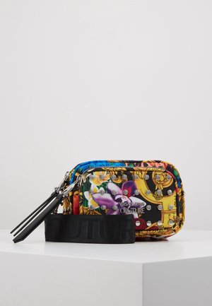 Petit sac rectangulaire Versace Jeans Couture avec un motif floral et baroque coloré, des clous argentés, une sangle noire réglable et des doubles tirettes de fermeture éclair.