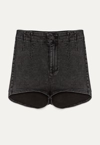 Černé džíny s vysokým pasem, šortky s knoflíkem a zipem vpředu, přední záhyby a mírně zakřivený lem na bílém pozadí.