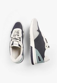 Pár stylových tenisek s tmavě modrými, světle šedými a tyrkysovými semišovými panely, bílými podrážkami a bílými tkaničkami, zobrazených z horního a bočního pohledu.