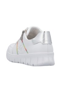 Weiße Sneakers mit strukturiertem Finish, ausgestattet mit mehrfarbigen Zickzacknähte und einem silbernen Akzent an der Ferse. Seitenreißverschluss.