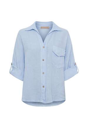 Lyseblå linnedragt med knapper, med op-rullede ærmer og enkelt brystlomme med klap, vist på hvid baggrund.
