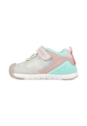 Zapatilla deportiva gris claro con laterales de malla, acentos en rosa pastel y menta, suela de goma texturizada y correa de gancho y bucle para un ajuste seguro.