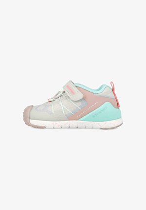 Zapatilla deportiva gris claro con laterales de malla, acentos en rosa pastel y menta, suela de goma texturizada y correa de gancho y bucle para un ajuste seguro.