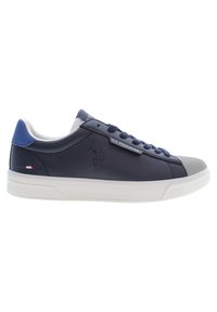 Navyfarbene Leder-Sneaker mit grauem Zehenkappe, weißer Sohle und blauen Akzenten. Mit Schnürsenkeln und einem geprägten Logo an der Seite.