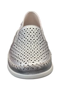Metallisch zilveren instapper met geperforeerd ontwerp, gevlochten stiksel langs de rand en een witte rubberen zool.
