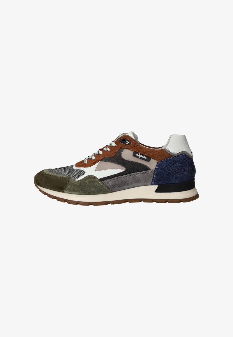 Sneaker multicolori realizzati con un mix di materiali, tra cui pelle scamosciata e rete, in marrone, grigio, verde e blu navy, con suola e occhielli bianchi.