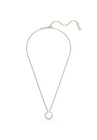 Guldtonet halskæde med en delikat kæde og cirkulært vedhæng prydet med små, klare ædelsten, der tilføjer et strejf af elegance.