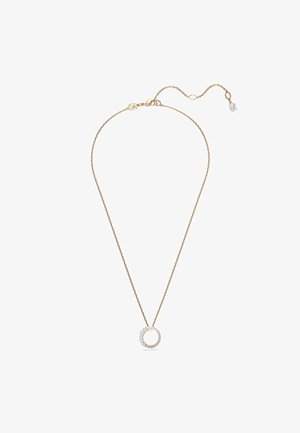 Collier doré avec une chaîne délicate et un pendentif circulaire incrusté de petites pierres précieuses transparentes, ajoutant une touche d'élégance.