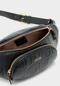 Borsa a tracolla nera in pelle con superficie texturizzata, zip dorate, molteplici scomparti e un'etichetta con la scritta "LIUJO" sul davanti.