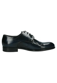 Scarpa di pelle nera con finitura lucida, punta arrotondata e sei occhielli. Presenta cuciture sottili e una suola in gomma bassa.