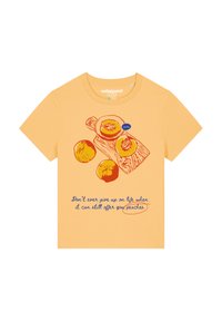 Geel katoenen t-shirt met perzik graphics en handgeschreven tekst in het blauw, met een ronde hals en korte mouwen.