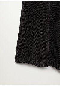 Svart stickad tyg med en texturerad, upphöjd mönstring. Stycket har en flödande form som visar en slät, jämn finish längs kanterna.