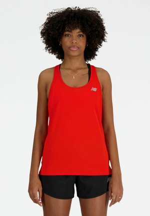 Top rojo sin mangas hecho de una tela ligera, con un escote redondo y el logo de New Balance en blanco. Combinado con pantalones cortos deportivos negros.