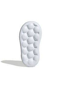 Bijela Adidas potplat tenisice s uzdignutim kružnim ispupčenjima i imenom branda u središtu, baca sjenu na bijeloj pozadini.