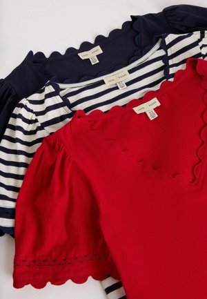 Trīs salocīti meiteņu topi ar viļņotām malām sarkanā, tumši zilā un tumši zilā ar baltām svītrām, katram uzraksts "Mīlestība un rozes".