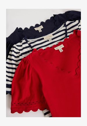 Trīs salocīti meiteņu topi ar viļņotām malām sarkanā, tumši zilā un tumši zilā ar baltām svītrām, katram uzraksts "Mīlestība un rozes".