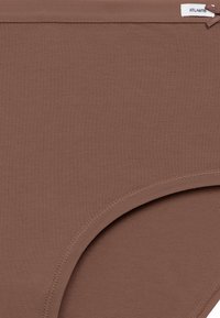 Brązowe bawełniane majtki o gładkiej fakturze, z doszytym pasem, metką oznaczoną „ATLANTIC” oraz prostym, bezszwowym wzorem.