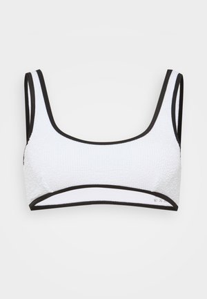 Bralette texturizada em branco com um acabamento liso em preto, apresentando um decote quadrado e alças largas, projetada para conforto e suporte.