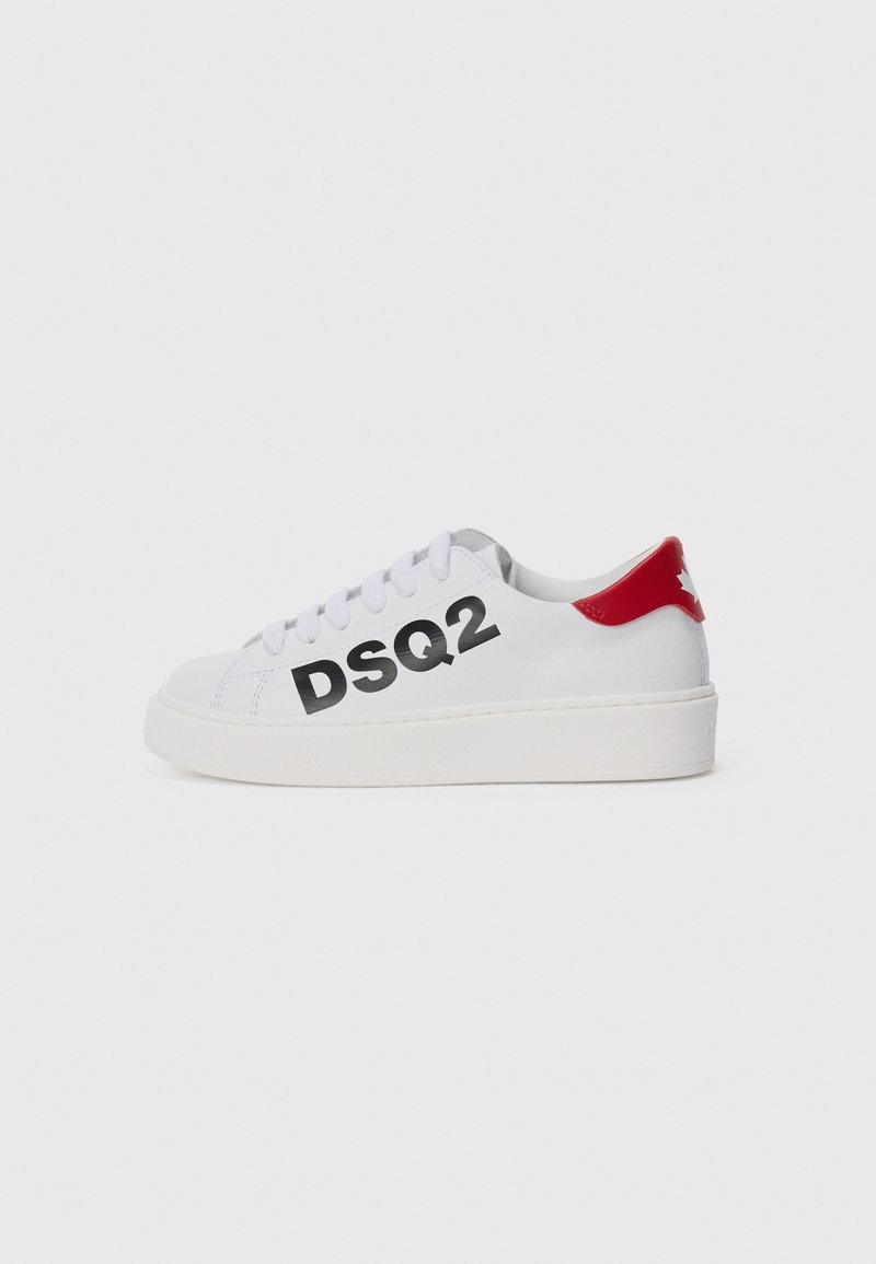 Vit sneakers med svart "DSQ2"-logotyp, röda accenter på hälen och tjock vit sula. Slätt material med snörning.