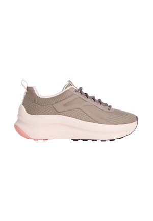 Scarpa da ginnastica atletica marrone chiaro e beige con accenti rosa, suola spessa e imbottita, tomaia in maglia testurizzata e lacci scuri, vista laterale.