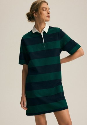 Sukienka polo w ciemnym granacie i zielone paski, z białym kołnierzykiem, krótkimi rękawami oraz luźnym krojem. Prosty design, bez widocznych wzorów.