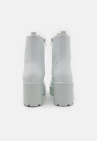 Koi Footwear Kotníkové boty na platformě - white