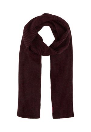 Sciarpa bordeaux a coste, forma rettangolare lunga, texture morbida, con un piccolo etichetta rosa su un'estremità. Adatta per il calore e l'abbigliamento a strati.
