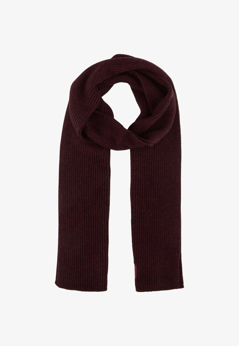 Écharpe côtelée bordeaux, de forme rectangulaire longue, texture douce, avec une petite étiquette rose à une extrémité. Convient pour la chaleur et le superposition.
