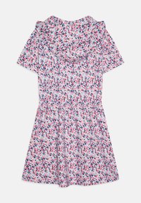 Robe à manches courtes florale avec capuche, taille cintrée et un motif de fleurs roses, bleues et blanches sur un fond clair.
