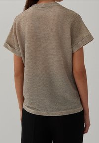 Lehký pruhovaný top v béžové a krémové barvě, s krátkými rukávy, volným střihem a kulatým výstřihem s jemnou strukturou.