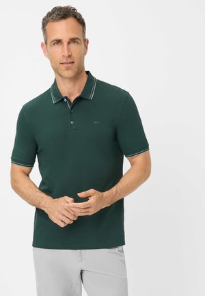 Dunkelgrünes Poloshirt mit klassischem Kragen, drei Knöpfen und weißen Streifenakzenten am Kragen und an den Ärmeln, aus glattem Material.