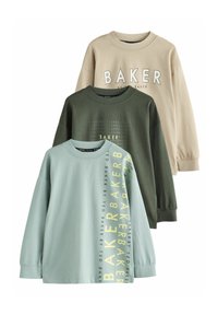Drei Sweatshirts mit langen Ärmeln in Beige, Olivgrün und Hellblau, die jeweils das Wort "BAKER" in verschiedenen Platzierungen und Stilen zeigen.