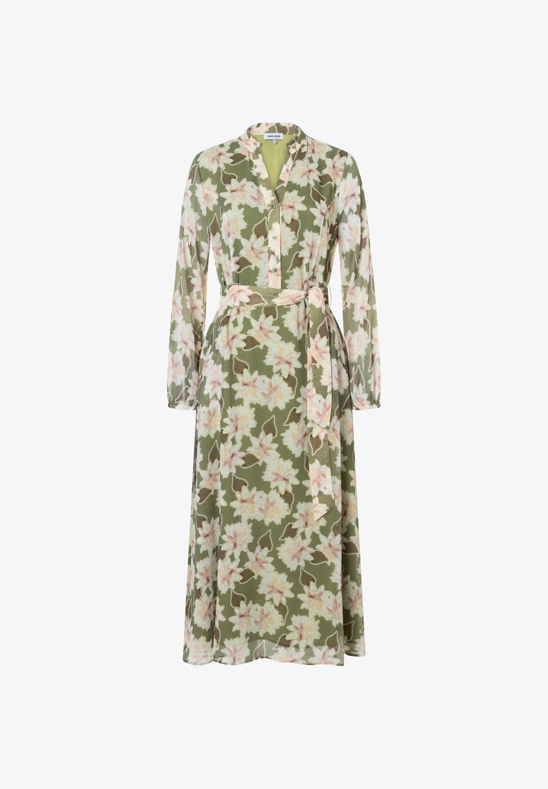 Robe maxi florale en vert olive, avec des motifs de fleurs roses et blanches. Elle possède un col, des manches longues, un bouton sur le devant et une ceinture assortie.
