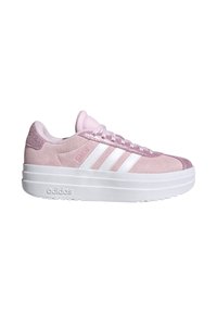 Zapatillas de plataforma de ante rosa con diseño de tres rayas blancas, acentos texturizados y suela de goma blanca.