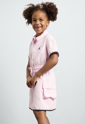 Vestido corto de manga corta rosa con cuello, cintura ajustable y detalles en negro. Presenta un logo en el pecho y un bolsillo lateral.