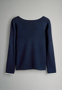 Sötétkék kötött pulóver hosszú ujjakkal, hajónyakkal és fehér szegéllyel a nyakkivágásnál és az ujjvégénél. Sima textúra.