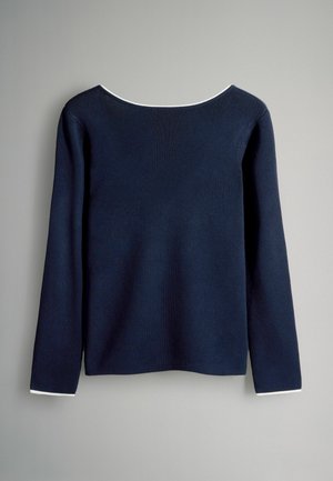 Granatowy dziany sweter z długimi rękawami, dekoltem w łódkę i białym obszyciem wzdłuż linii szyi oraz mankietów. Gładka faktura.