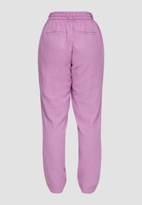 Pantalons en lin rose avec une taille élastique, des jambes fuselées et deux poches arrière, présentant une texture lisse et une coupe décontractée.
