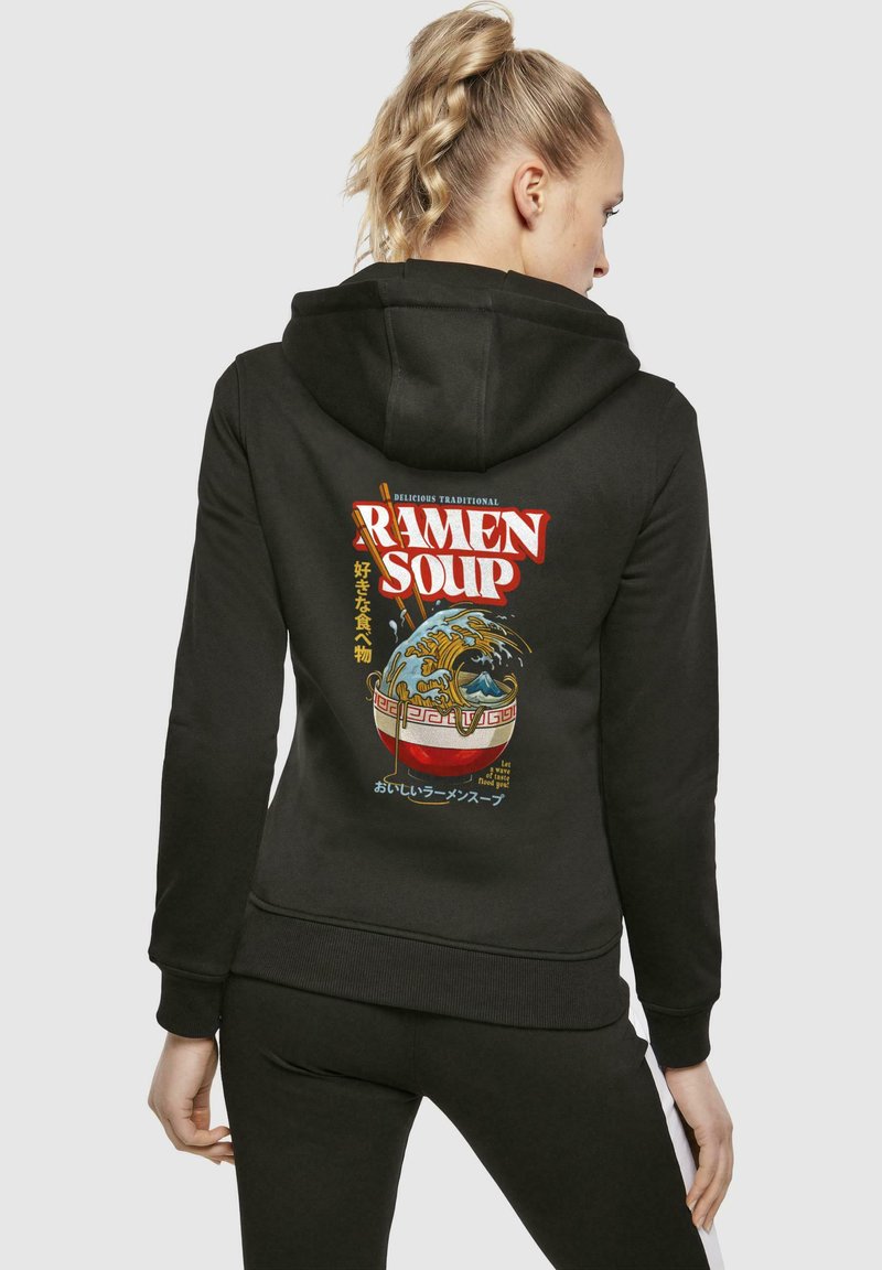 Sudadera negra con un gráfico colorido de sopa ramen en la parte trasera, que incluye texto y una ilustración de un cuenco y palillos. Material de algodón.