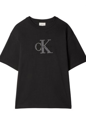 Fekete rövid ujjú Calvin Klein póló nagy, dombornyomott "cK" logóval és kisebb "Calvin Klein" felirattal a mellkas közepén.
