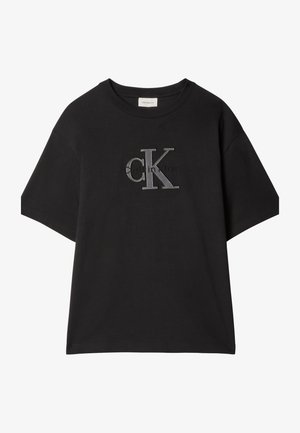 Črna kratka majica s kratkimi rokavi Calvin Klein z velikim reliefnim logotipom "cK" in manjšim napisom "Calvin Klein" na sredini prsnega koša.