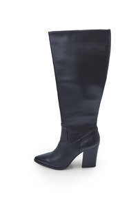 Stivale nero in pelle fino al ginocchio con punta appuntita, tacco a blocco e superficie liscia. Il design presenta un dettaglio di cucitura sul lato.
